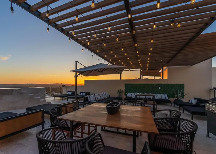 Mistiq Penthouse Private Rooftop Deck & Pool